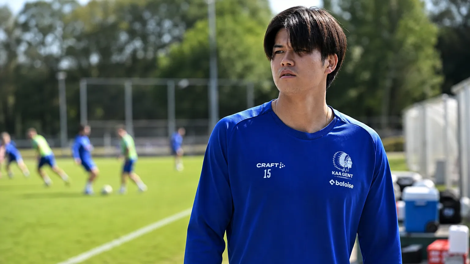 Atsuki Ito in blauwe KAA Gent-trainingskleding aan de rand van een trainingsveld.