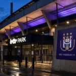 De ingang van het Lotto Park met een discreet RSC Anderlecht-clubanker.
