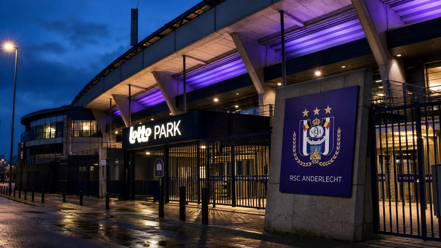 De ingang van het Lotto Park met een discreet RSC Anderlecht-clubanker.