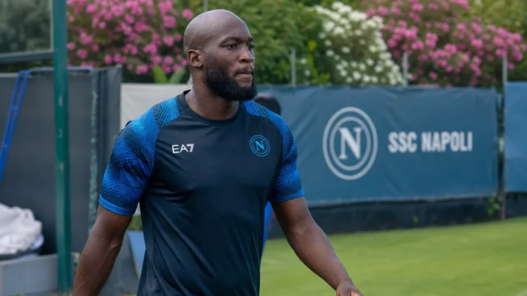 Romelu Lukaku in trainingskleding van SSC Napoli op het trainingscomplex.