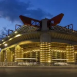 Het verlichte San Siro-stadion in Milaan voor een Europese avondwedstrijd.