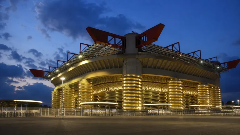 Het verlichte San Siro-stadion in Milaan voor een Europese avondwedstrijd.