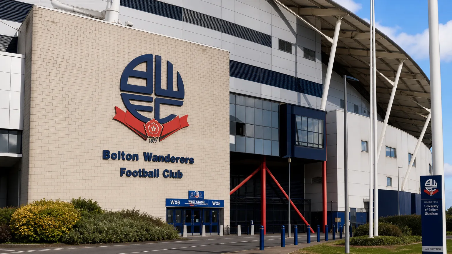 De ingang van het stadion van Bolton Wanderers met een discreet clubbord.