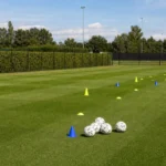 Een oefenveld bij het trainingscomplex van Club Brugge met materiaal voor een individuele proeftraining.