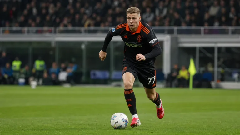 Ignace Van der Brempt in zwart-oranje tenue tijdens een voetbalactie met de bal.