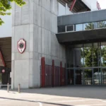 De ingang van de Bosuil met een discreet Royal Antwerp FC-clubanker.