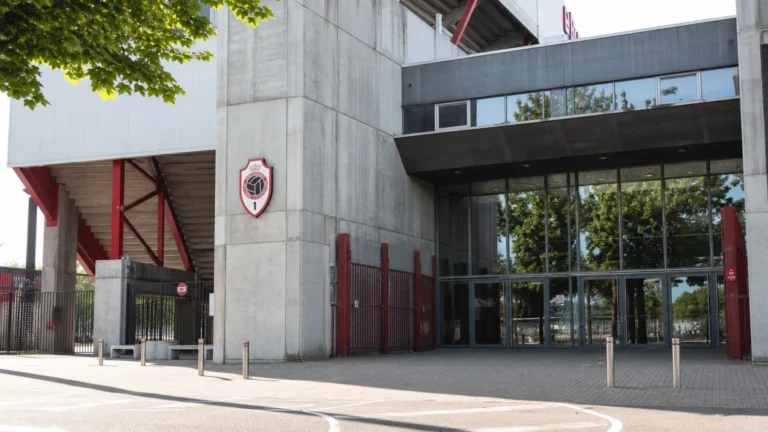 De ingang van de Bosuil met een discreet Royal Antwerp FC-clubanker.