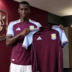 Nicolas Jackson poseert met het shirt van Aston Villa tijdens zijn officiële voorstelling.