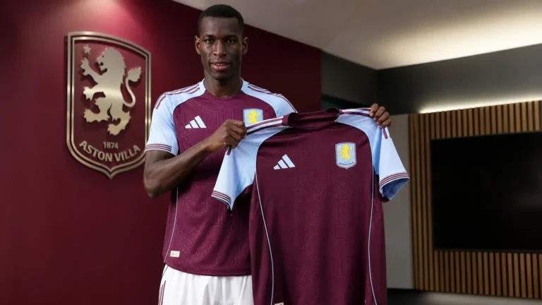 Nicolas Jackson poseert met het shirt van Aston Villa tijdens zijn officiële voorstelling.