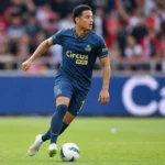 Anthony Valencia van Royal Antwerp FC aan de bal in een donkerblauw tenue.