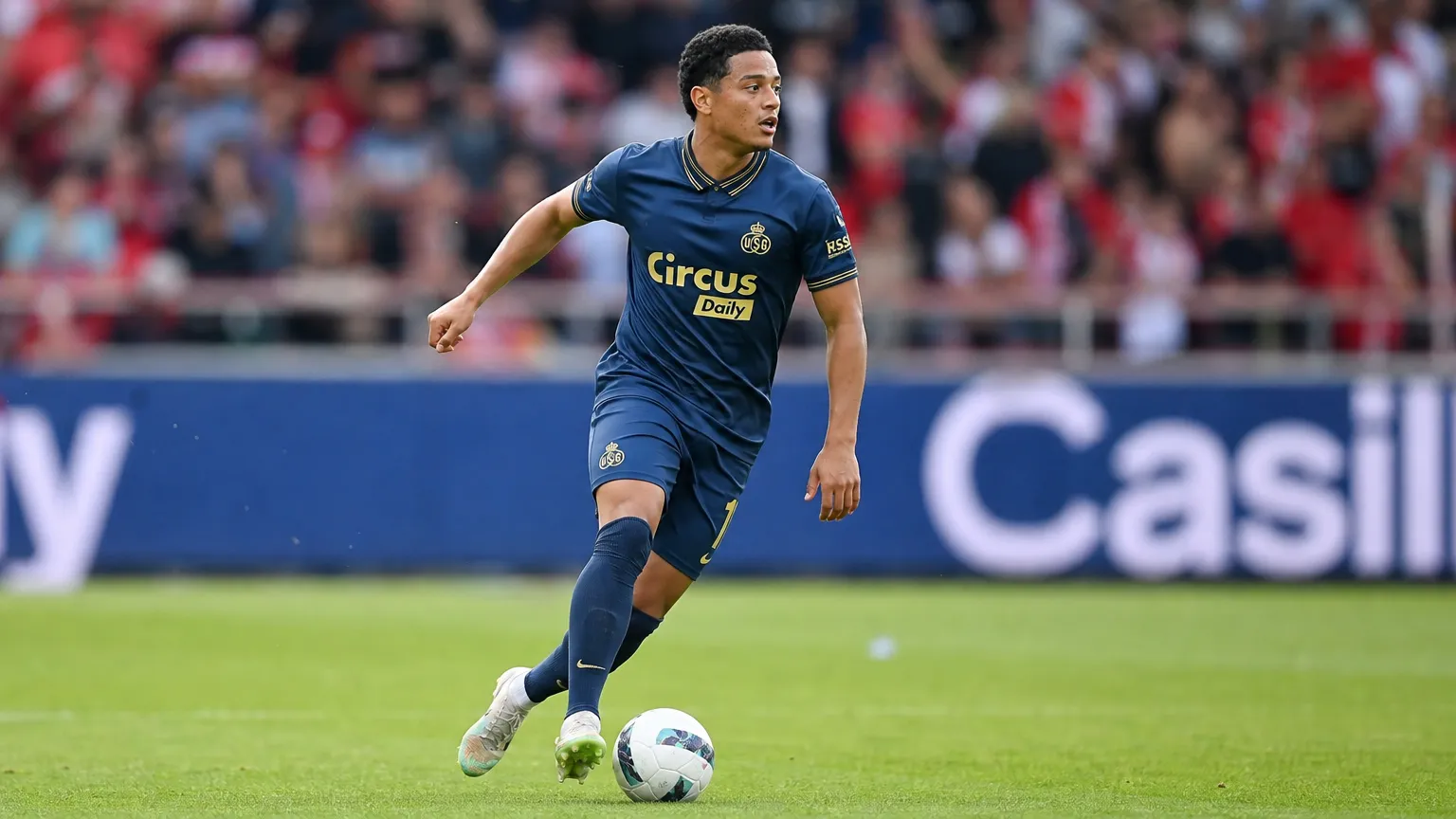 Anthony Valencia van Royal Antwerp FC aan de bal in een donkerblauw tenue.
