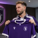 Mats Rits houdt tijdens zijn voorstelling bij Beerschot een shirt vast in de persruimte.