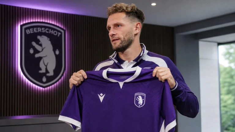 Mats Rits houdt tijdens zijn voorstelling bij Beerschot een shirt vast in de persruimte.