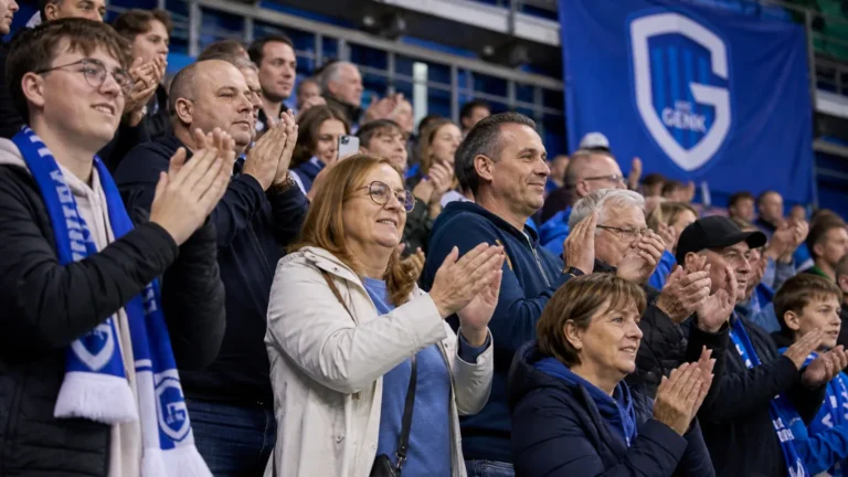 Supporters van KRC Genk applaudisseren in de tribunes na een wedstrijd.