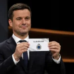 Een official toont een kaart van Club Brugge tijdens een Europese loting.