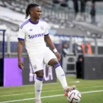 Moussa Ndiaye in het tenue van RSC Anderlecht aan de rand van het veld met een bal.