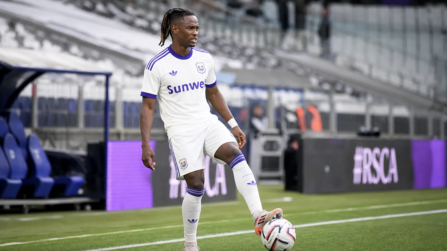 Moussa Ndiaye in het tenue van RSC Anderlecht aan de rand van het veld met een bal.