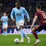 Ilaix Moriba in een lichtblauw tenue tijdens een voetbalwedstrijd.