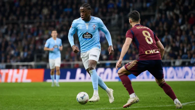 Ilaix Moriba in een lichtblauw tenue tijdens een voetbalwedstrijd.