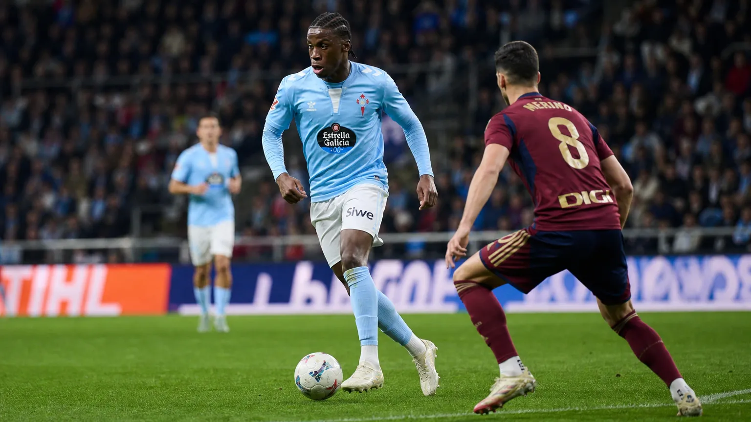 Ilaix Moriba in een lichtblauw tenue tijdens een voetbalwedstrijd.
