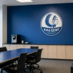 Communicatieruimte van KAA Gent met een authentiek clubembleem op de vaste wand.