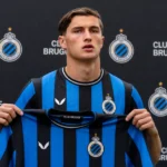 Freddie Potts presenteert het shirt van Club Brugge tijdens zijn officiële voorstelling.