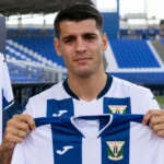 Álvaro Morata toont het shirt van Leganés tijdens zijn officiële presentatie.