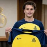 Denzel De Roeve poseert met een Union-shirt tijdens zijn officiële voorstelling.