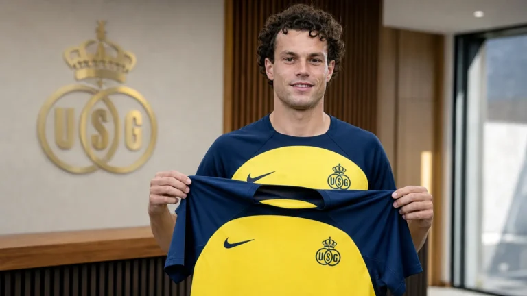 Denzel De Roeve poseert met een Union-shirt tijdens zijn officiële voorstelling.