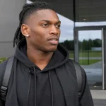 Rafael Leão in neutrale sportkleding bij een modern voetbalcomplex