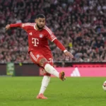 Ismael Saibari speelt de bal vooruit tijdens een Bundesliga-wedstrijd.