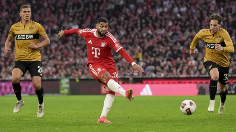 Ismael Saibari speelt de bal vooruit tijdens een Bundesliga-wedstrijd.