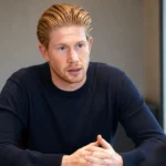 Kevin De Bruyne tijdens een gesprek in een neutrale interviewruimte.