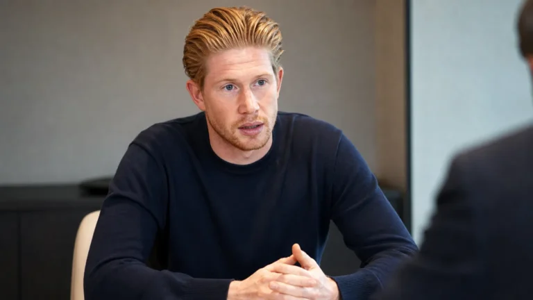 Kevin De Bruyne tijdens een gesprek in een neutrale interviewruimte.