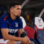 Daniel Muñoz in het tenue van Crystal Palace op de wisselbank in een Engels stadion.