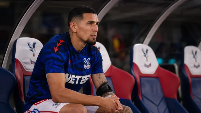 Daniel Muñoz in het tenue van Crystal Palace op de wisselbank in een Engels stadion.