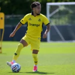Anouar Aït El Hadj tijdens een trainingssessie op een grasveld.