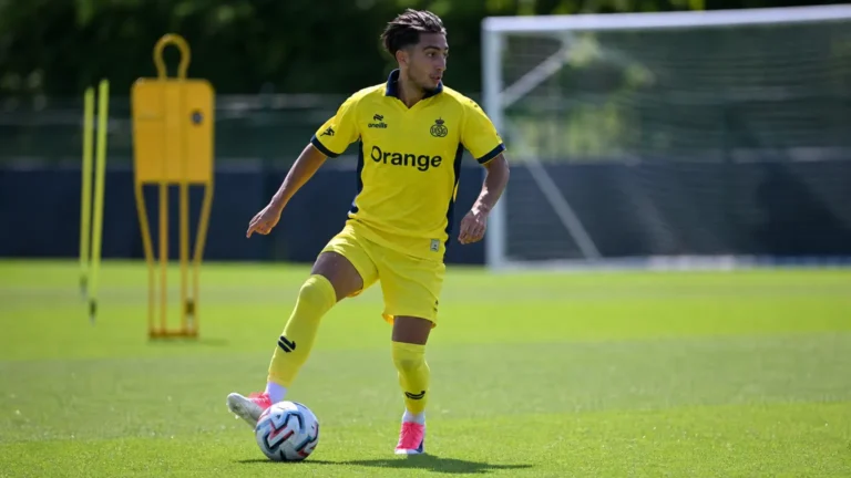 Anouar Aït El Hadj tijdens een trainingssessie op een grasveld.