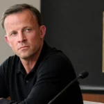 Vincent Euvrard tijdens een rustig mediamoment in een clubruimte van Standard Luik.
