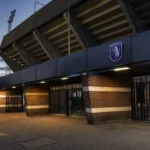 Ingang van het Kiel met een discreet Beerschot-clubanker.