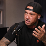Radja Nainggolan tijdens een gesprek in een voetbalpodcaststudio.