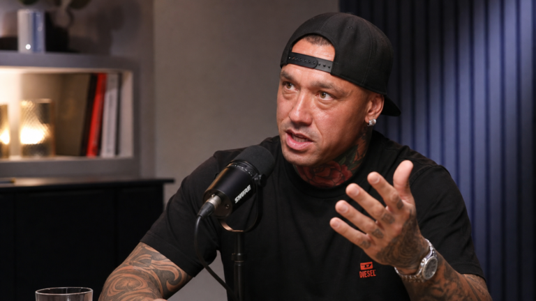 Radja Nainggolan tijdens een gesprek in een voetbalpodcaststudio.