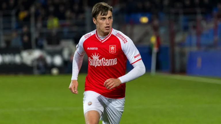 Matteo Waem in een rood-wit voetbaltenue tijdens een wedstrijdmoment.