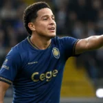 Anthony Valencia in het donkerblauwe shirt van Antwerp tijdens een wedstrijdmoment.