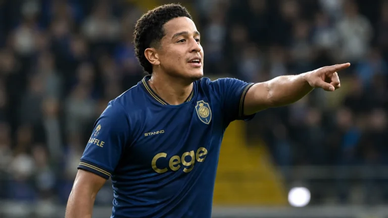 Anthony Valencia in het donkerblauwe shirt van Antwerp tijdens een wedstrijdmoment.