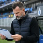 Ivan Leko staat geconcentreerd aan de zijlijn bij Club Brugge.