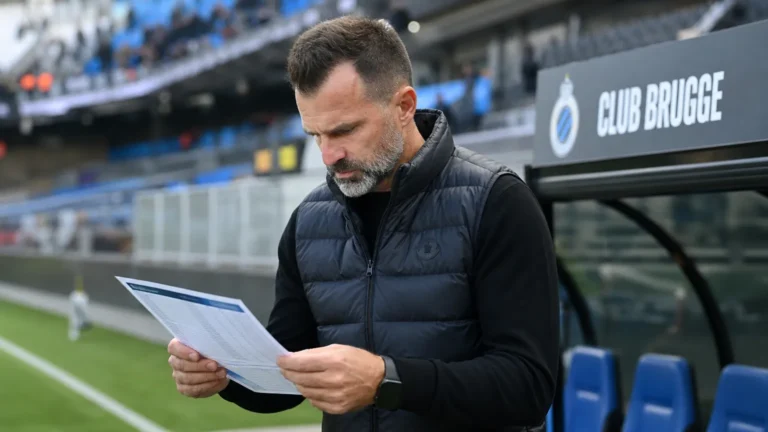 Ivan Leko staat geconcentreerd aan de zijlijn bij Club Brugge.