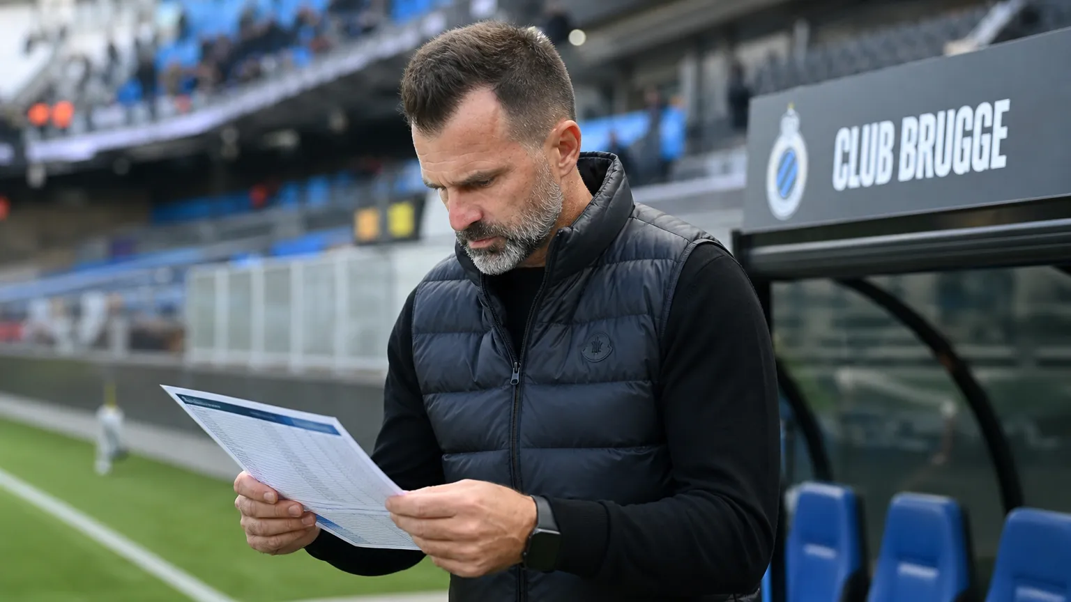 Ivan Leko staat geconcentreerd aan de zijlijn bij Club Brugge.