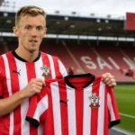 James Ward-Prowse poseert met het shirt van Southampton tijdens zijn officiële voorstelling.