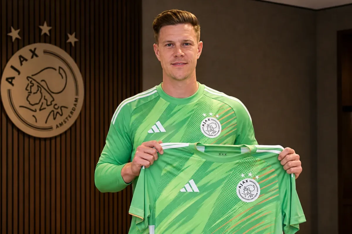 Marc-André ter Stegen presenteert het Ajax-doelmannenshirt tijdens een officiële clubvoorstelling.